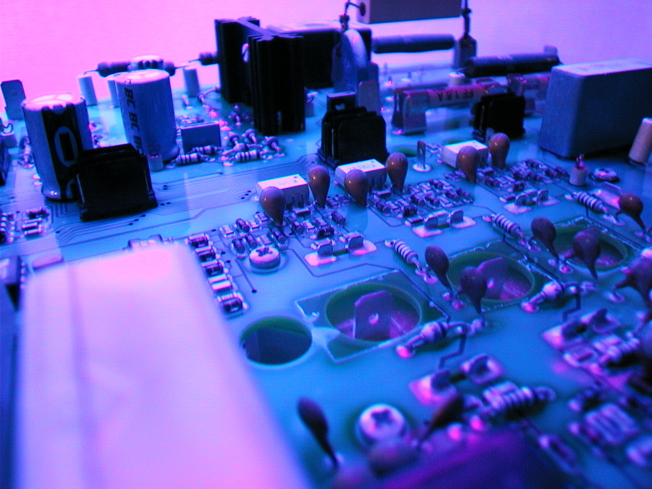 Circuit board with components and coated with conformal coating