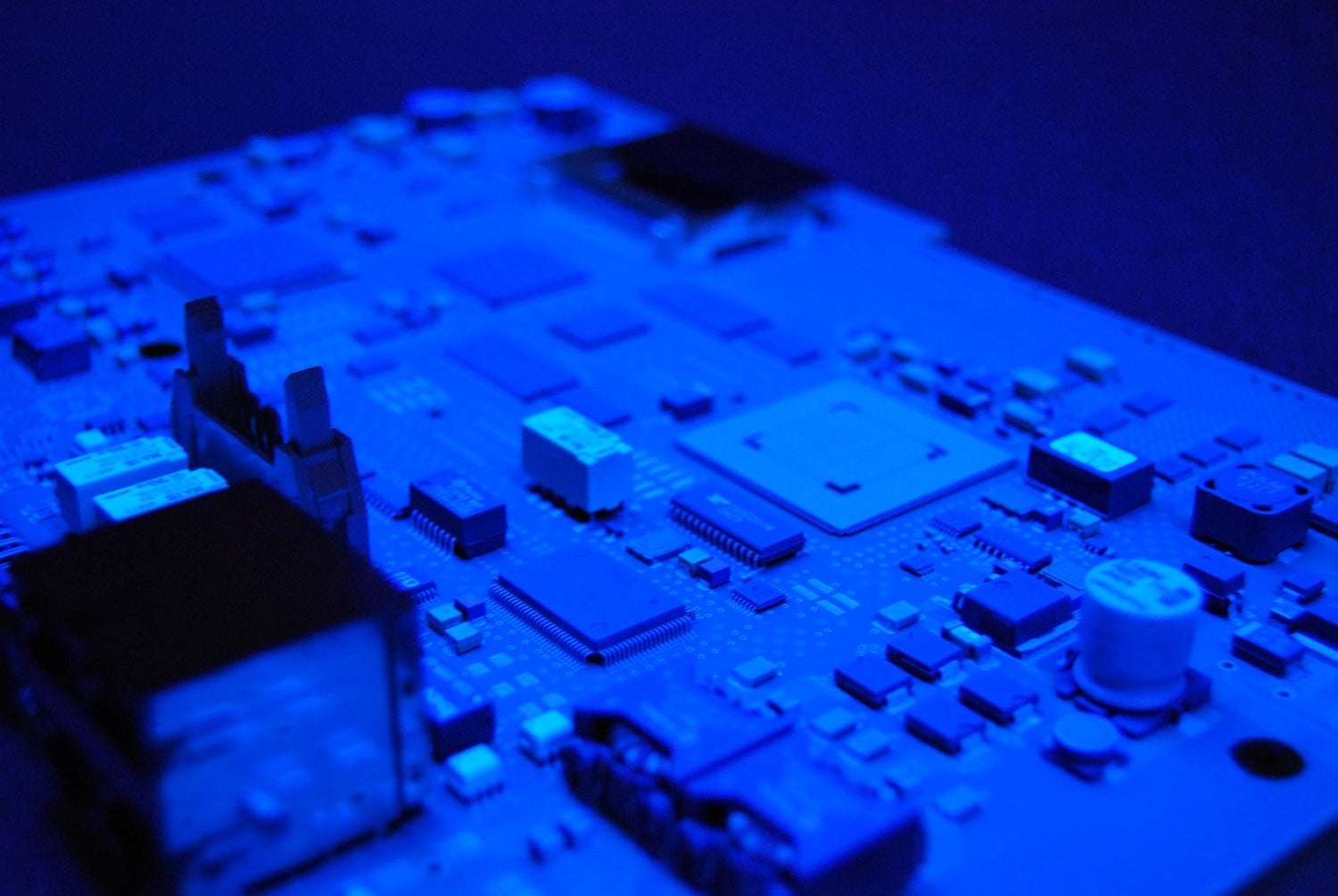 Electronic circuit boards with conformal caoting and UV tracer