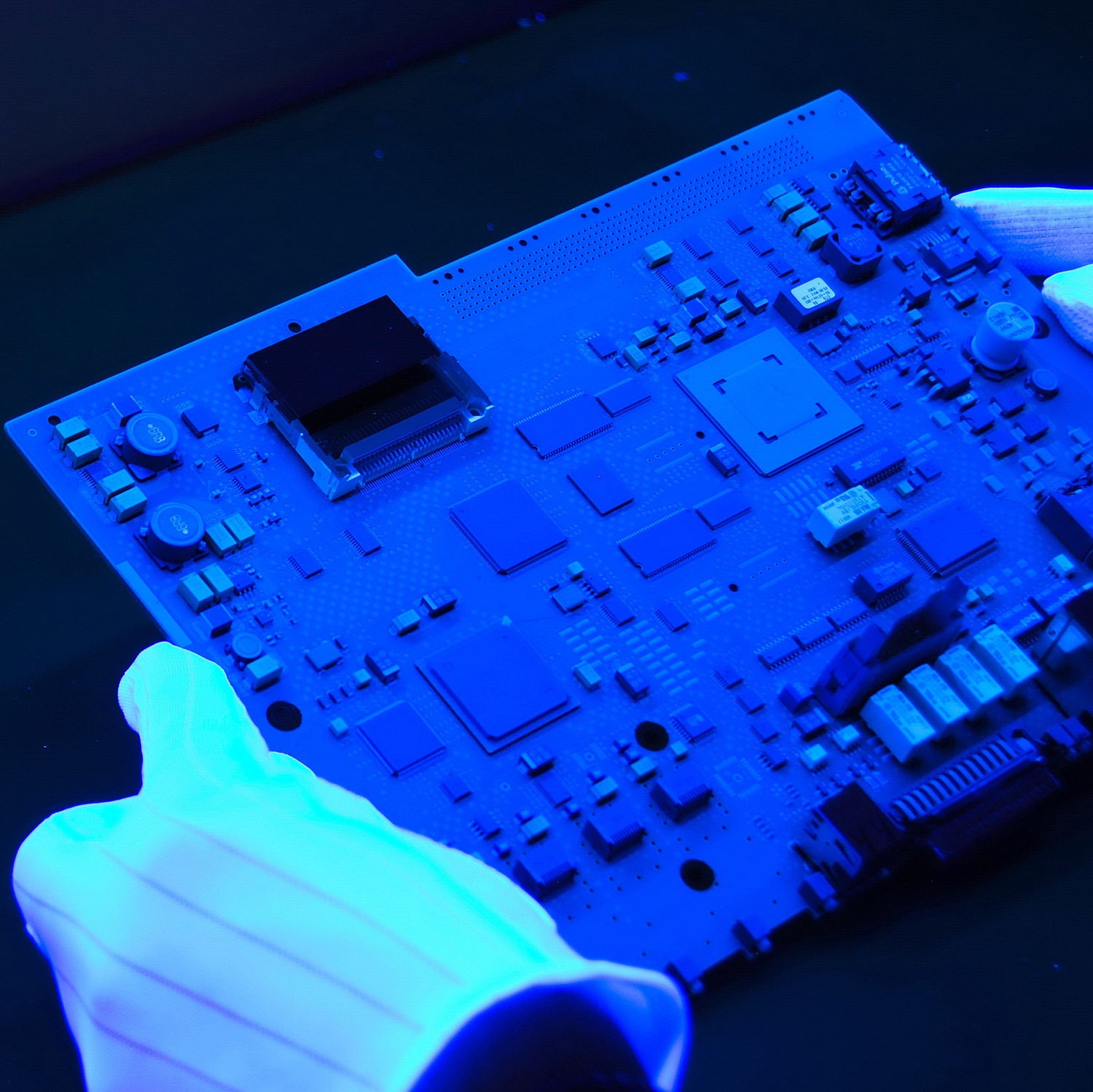 Visual inspection of conformal coating using UV tracer